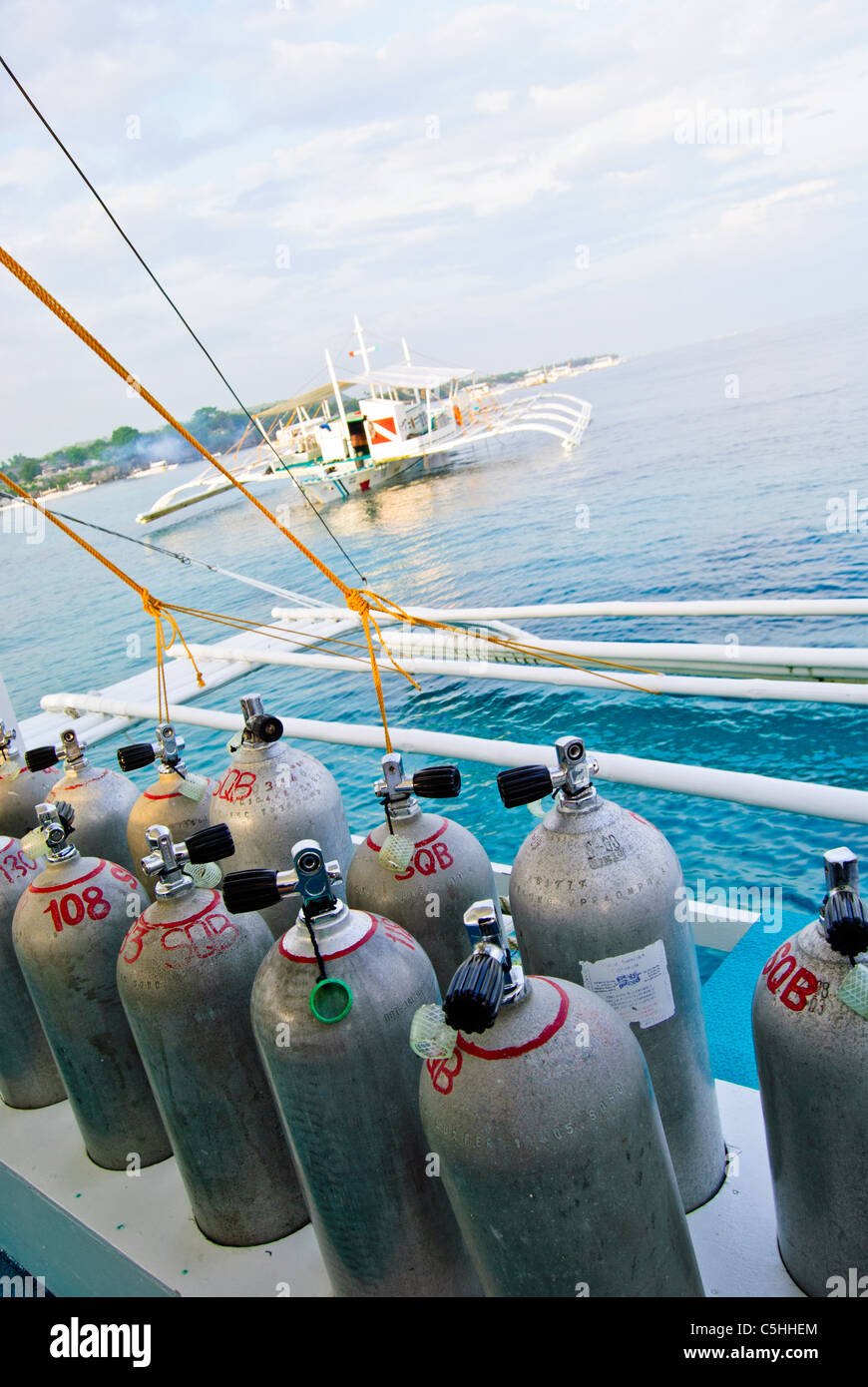 Serbatoi di immersioni sull'Outrigger diving imbarcazioni a Panglao Island, Bohol Foto Stock