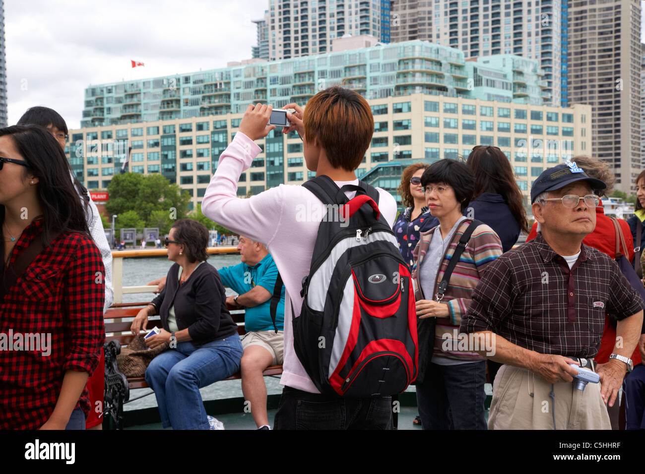 Turisti asiatici di scattare le foto sul bordo del porto di Toronto crociera sul lago Ontario Canada Foto Stock