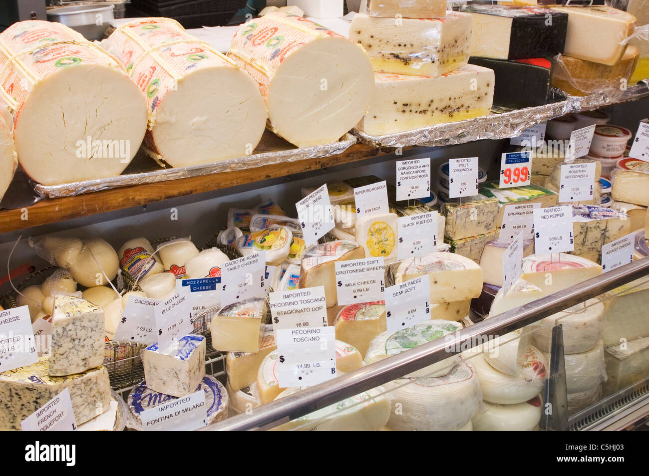 Cheesedisplay in negozio Foto Stock