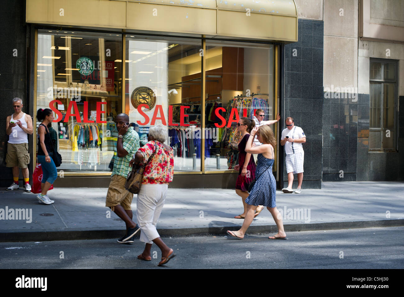 Gli amanti dello shopping al di fuori della famosa secolo 21 department store di Lower Manhattan a New York Foto Stock