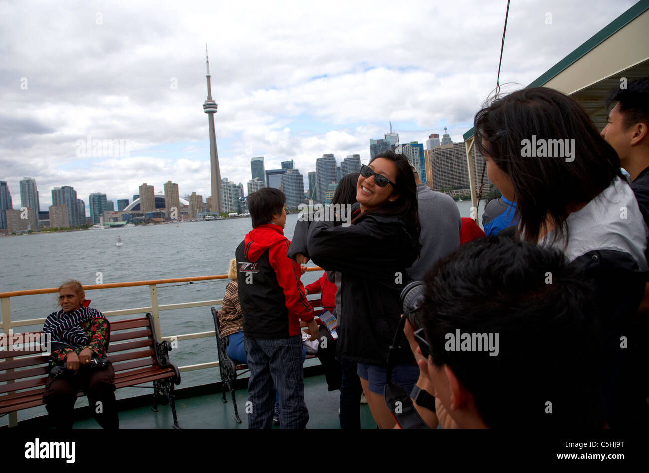 Turisti asiatici di scattare le foto sul bordo del porto di Toronto crociera sul lago Ontario Canada Foto Stock