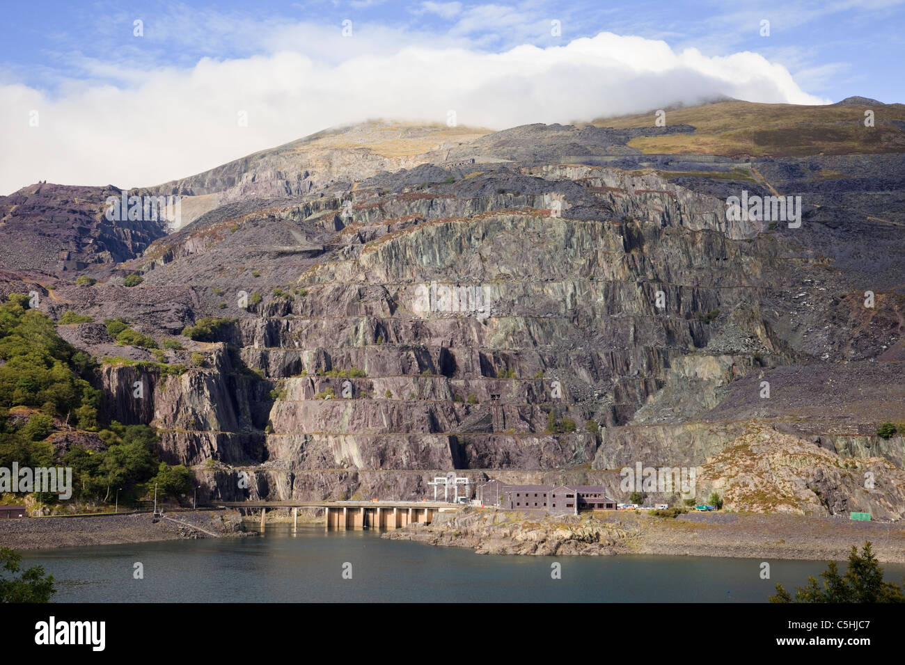 Paesaggio industriale di Dinorwig Centrale Idroelettrica di Elidir Fawr montagna attraverso Llyn Peris serbatoio. Llanberis, Gwynedd, Galles del Nord, Regno Unito Foto Stock
