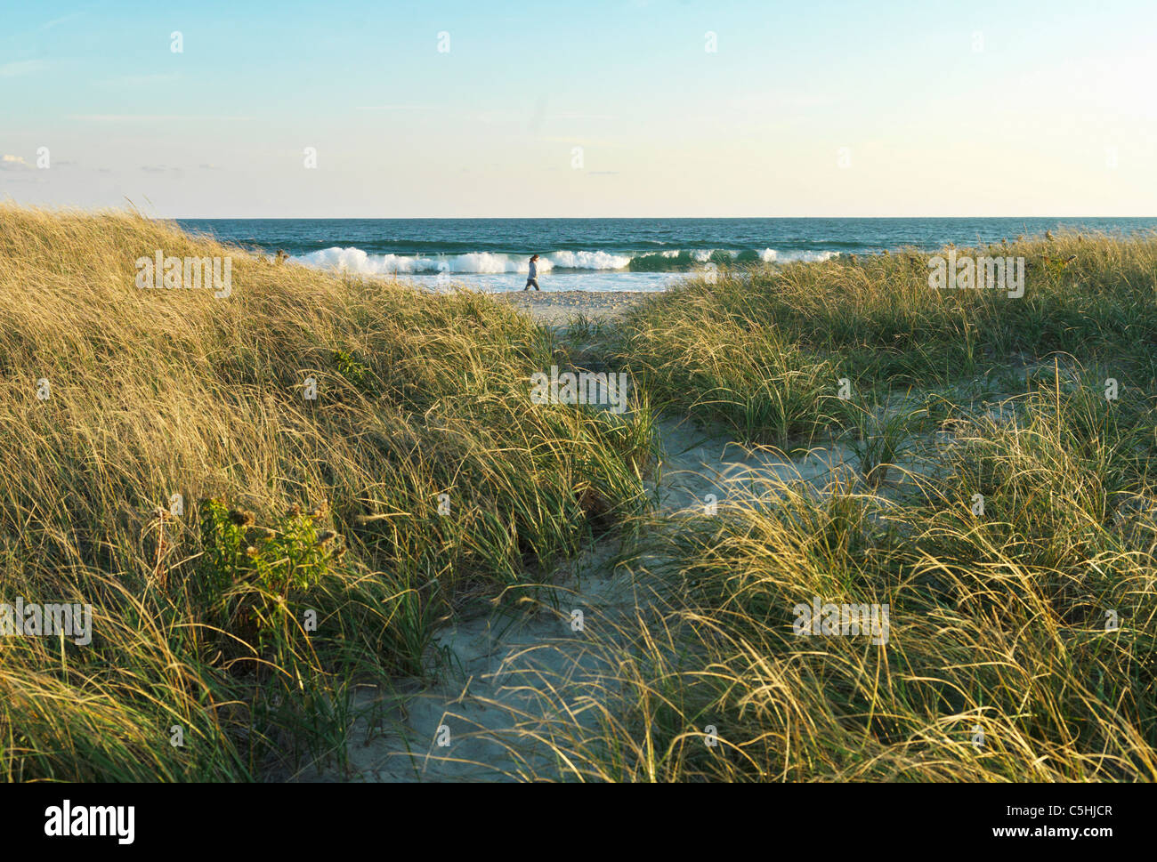 Dune di sabbia dal mare con walker Foto Stock