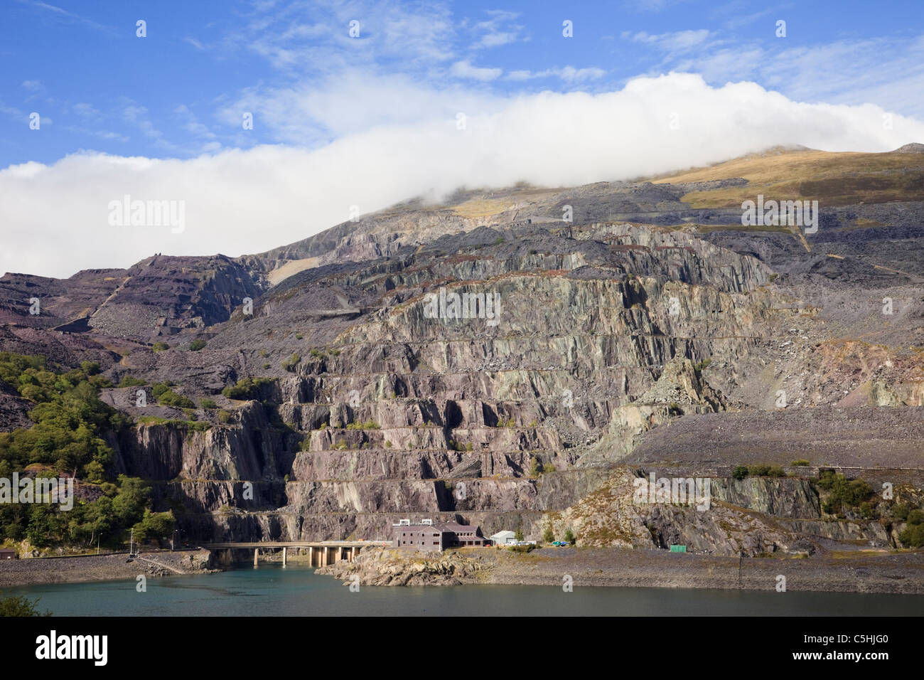 Dinorwig Centrale Idroelettrica di dinorwic quarry su Elidir Fawr attraverso Llyn Peris serbatoio in Snowdonia. Llanberis, Gwynedd, Galles del Nord, Regno Unito Foto Stock