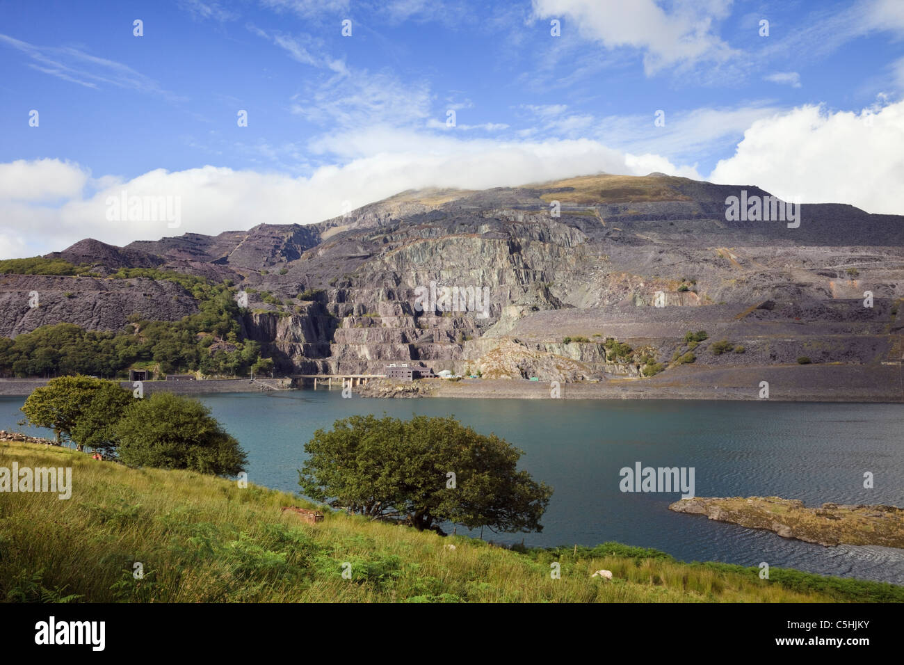 Llanberis, Gwynedd, Galles del Nord, Regno Unito. Vista su tutta Llyn Peris serbatoio di Dinorwig Power Station in Mynydd Elidir Fawr mountain Foto Stock