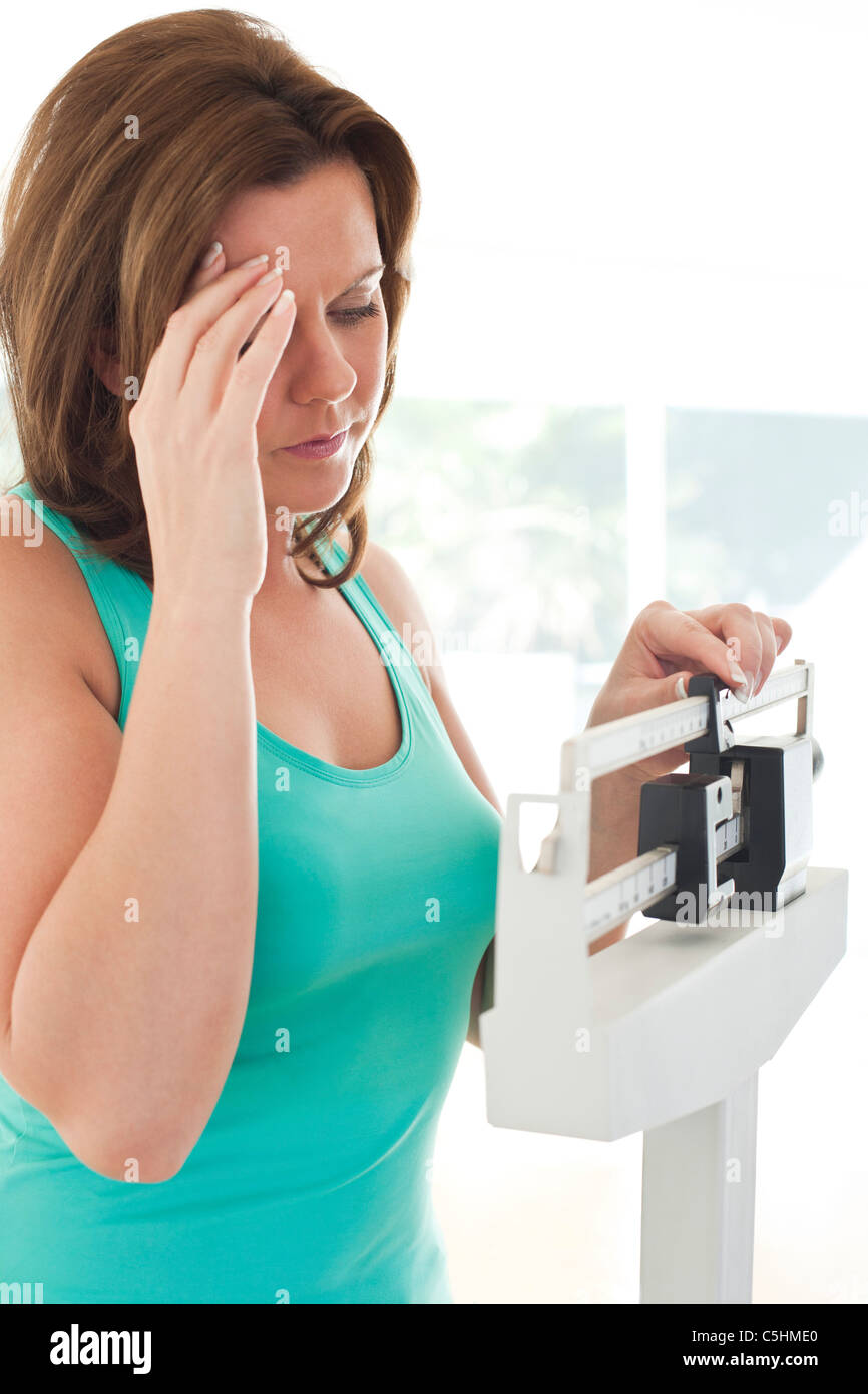 La donna stessa di pesatura Foto Stock