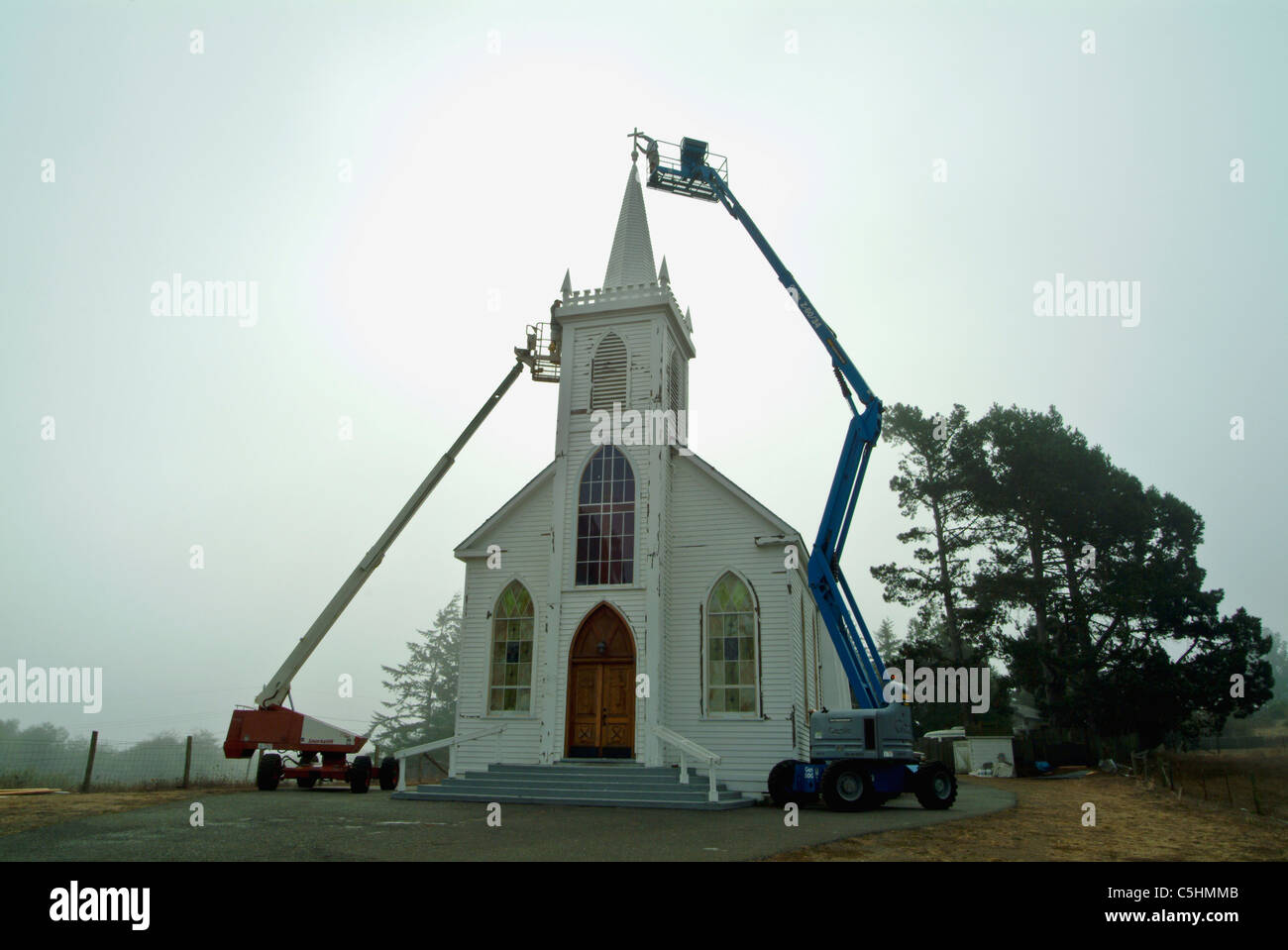 Santa Teresa Chiesa, in primo piano nel film "Uccelli", essendo dipinta da Coy Verniciatura marrone, Bodega, 1007MR04-100ab Foto Stock