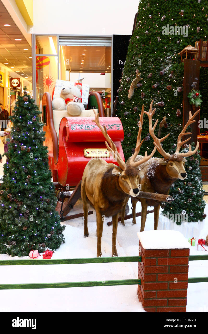 Bambola di Natale alla fiera di Natale in un centro commerciale, due sue renne con la sua slitta Foto Stock