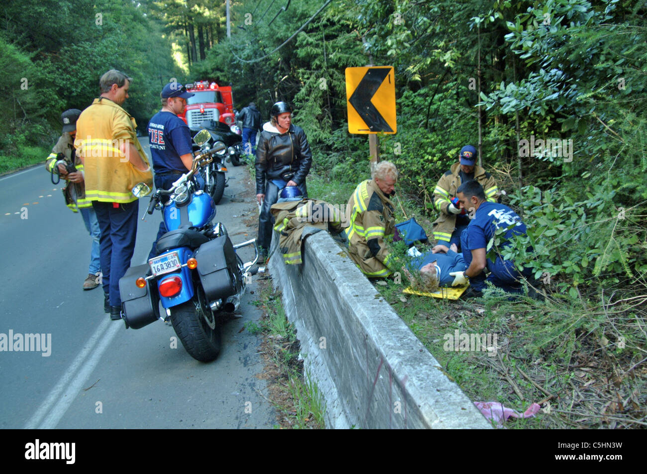 Vigili del fuoco volontari trattare la vittima di un incidente in moto nel Camp Meeker e Occidental California Foto Stock