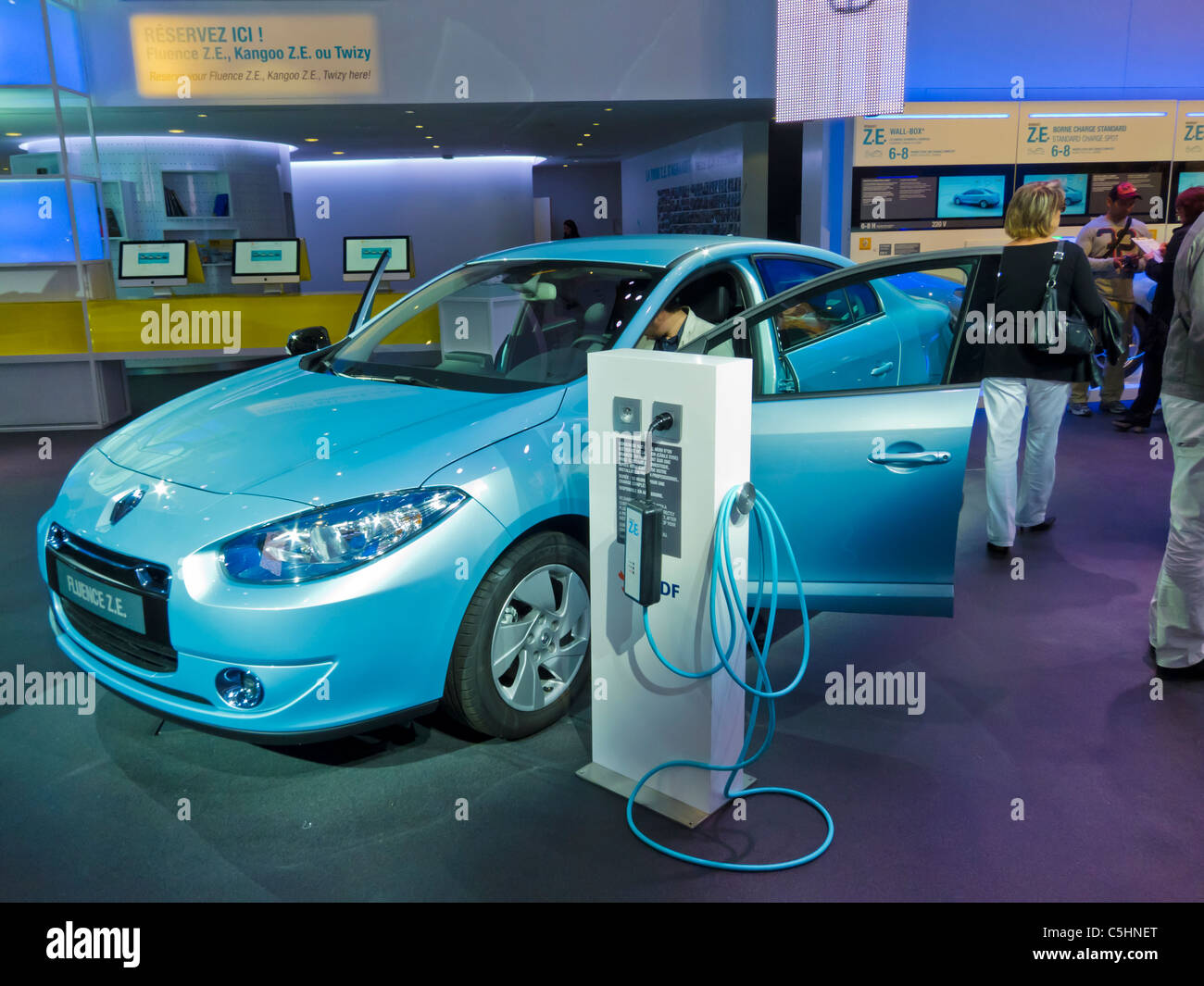 Parigi, Francia, visita della famiglia all'interno dello showroom Renault Car, esposizione di auto nuove verdi, veicoli elettrici, concetto di economia verde globale, plug-in, auto elettriche in vendita, laterale, plug, programma ambientale francese, auto nuove di zecca francia Foto Stock