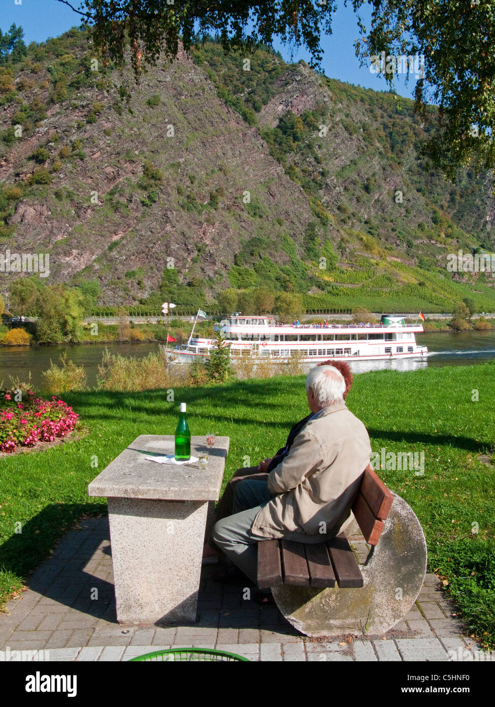Senioren auf einer Parkbank mit Blick auf die Mosel, Cochem, vecchia coppia su un banco di lavoro con una vista sul fiume Mosella, autunno, Moselle Foto Stock