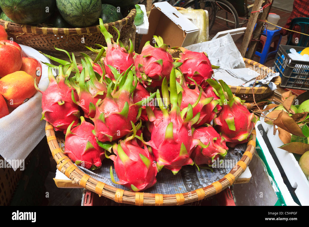 Dragon frutto per la vendita nel mercato Hom, storico quartiere vecchio di Hanoi, Veitnam Foto Stock