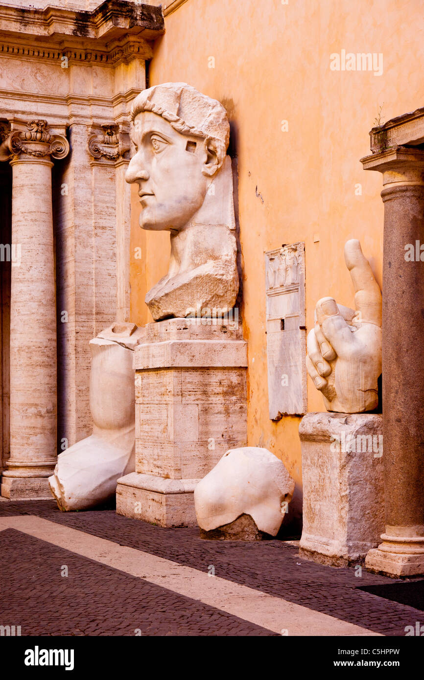 Il corpo massiccio di parti dal la Statua di Costantino - originariamente una statua seduto visualizzati nel Foro Romano, Roma Lazio Italia Foto Stock