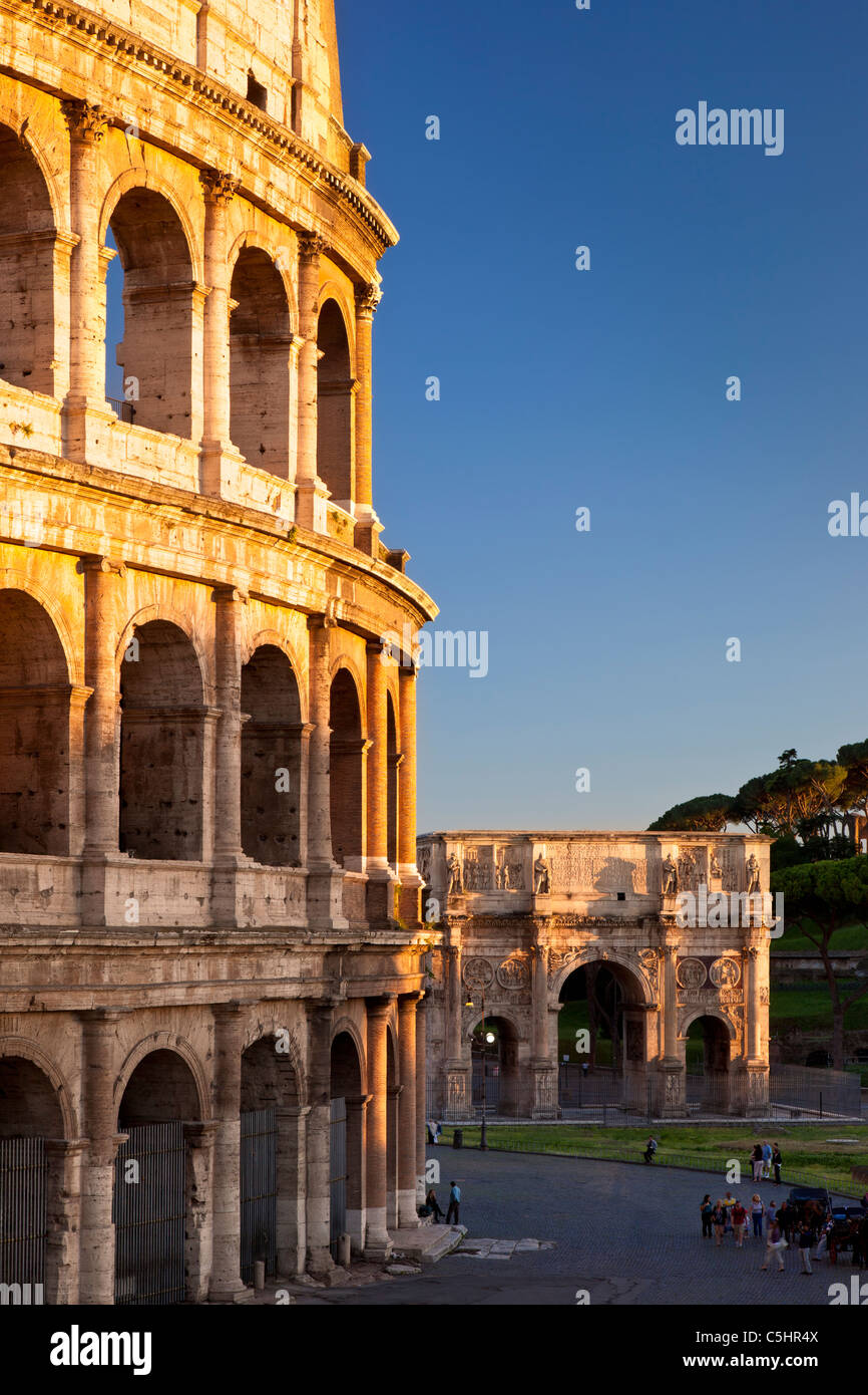 Il Colosseo e Arco di Costantino al tramonto, Roma Lazio Italia Foto Stock
