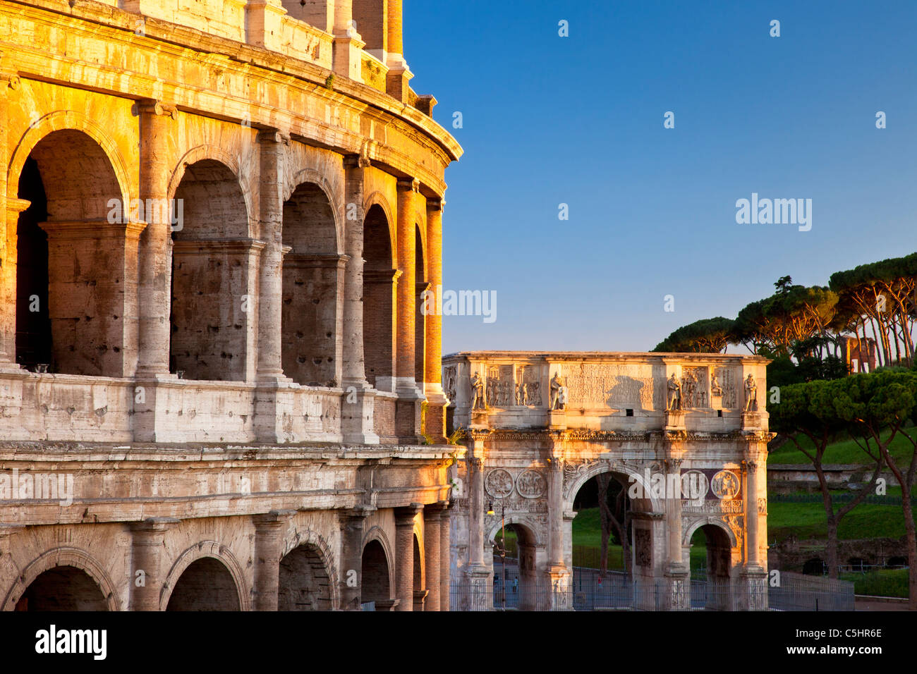 Il Colosseo e Arco di Costantino al tramonto, Roma Lazio Italia Foto Stock