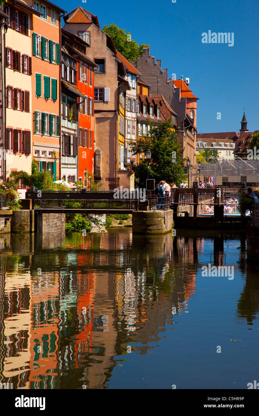 Gli edifici si riflette nel fiume Lii, Strasburgo Alsazia Bas-Rhin Francia Foto Stock