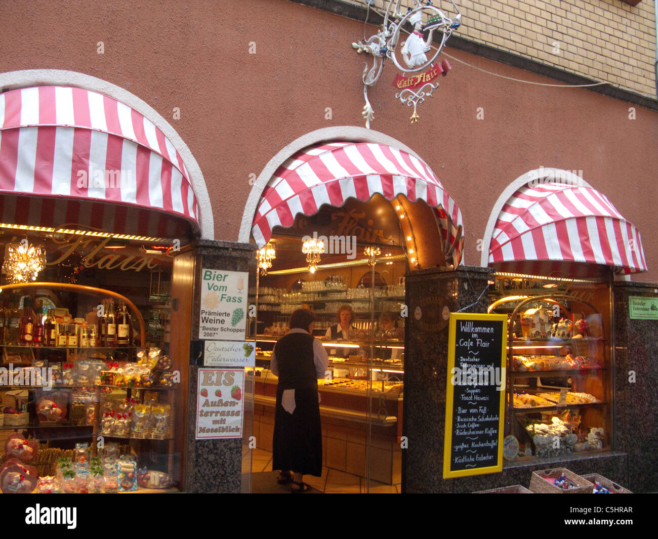 Konditorei und Cafe im historischen Stadtkern, Cochem, dolciumi e caffè nella città vecchia, Moselle Foto Stock