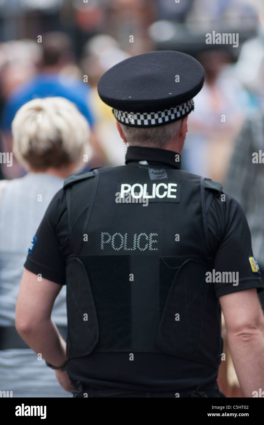 Vista posteriore di una polizia britannica officer indossando un bullet proof vest. Chester. Regno Unito. Foto Stock