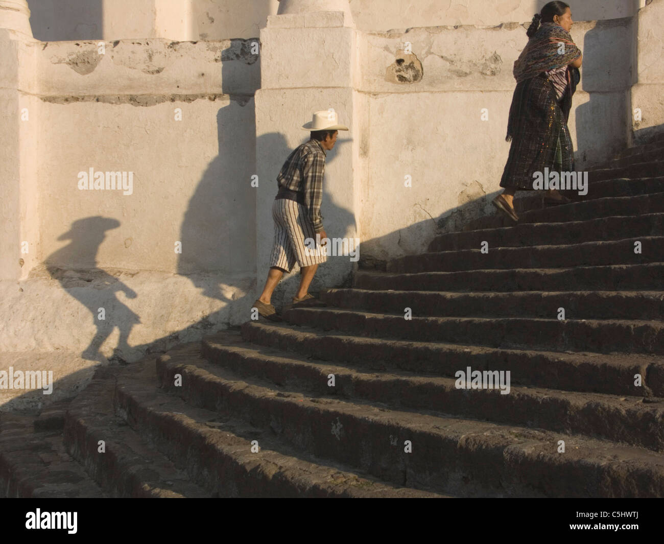 La popolazione locale a piedi su per le scale per immettere la città principale della Chiesa Cattolica in Santiago Atitlan, negli altopiani del Guatemala, in Foto Stock