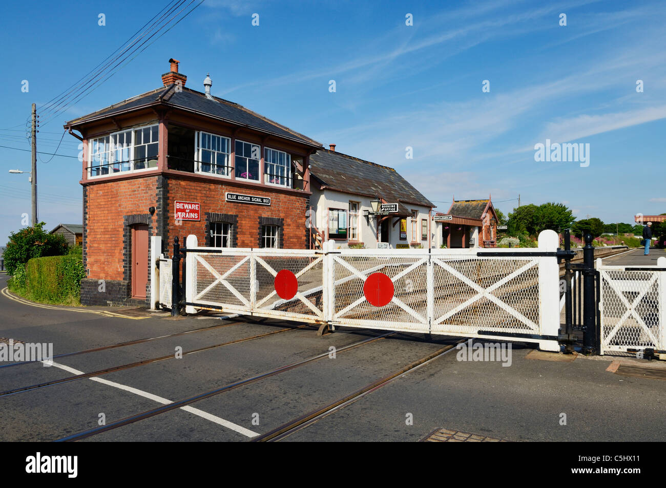 Il passaggio di livello e la scatola di segnale a Blue Anchor sulla West Somerset Railway, Somerset, Inghilterra. Foto Stock