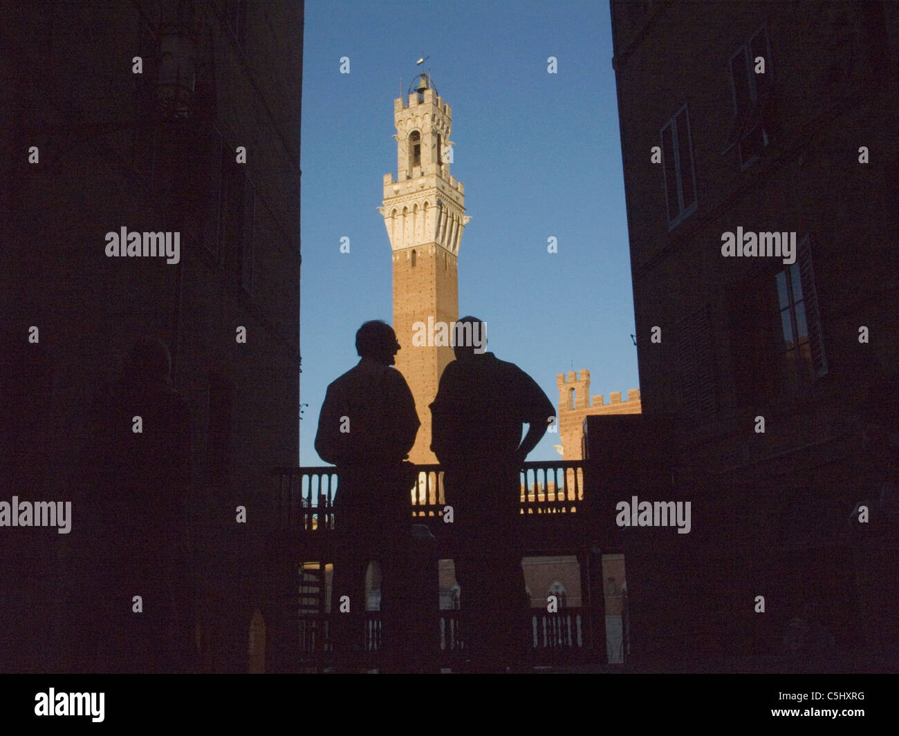 La Torre del Mangia, (la torre campanaria di Il campo) nella centrale Piazza di Siena, Italia. Foto Stock