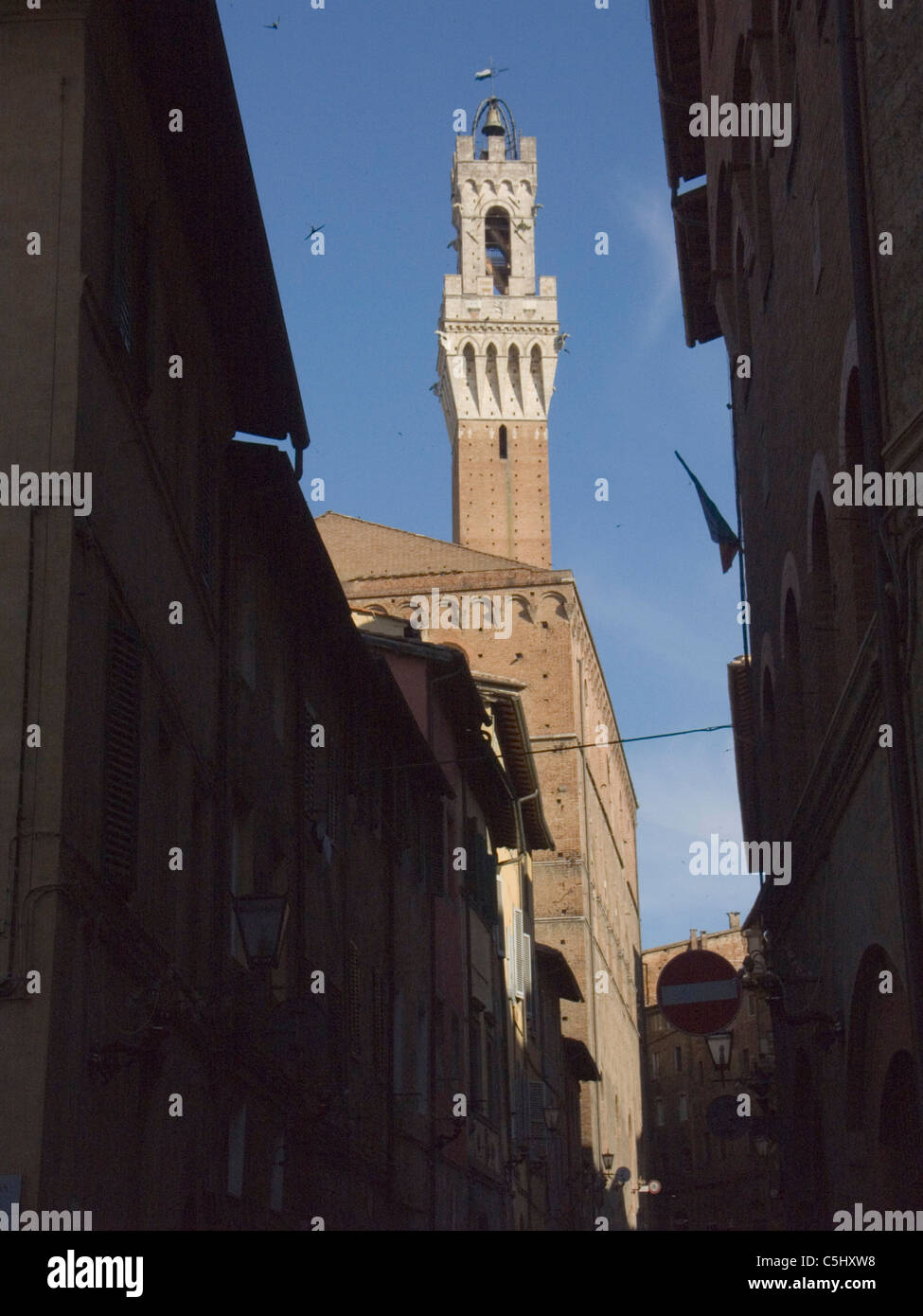 La Torre del Mangia, (la torre campanaria di Il campo) nella centrale Piazza di Siena, Italia. Foto Stock