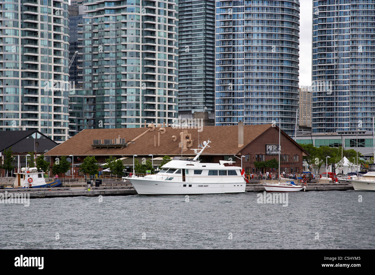 Pier 4 ristorante e negozi e condominio edifici di appartamenti a Queens Quay toronto ontario canada Foto Stock