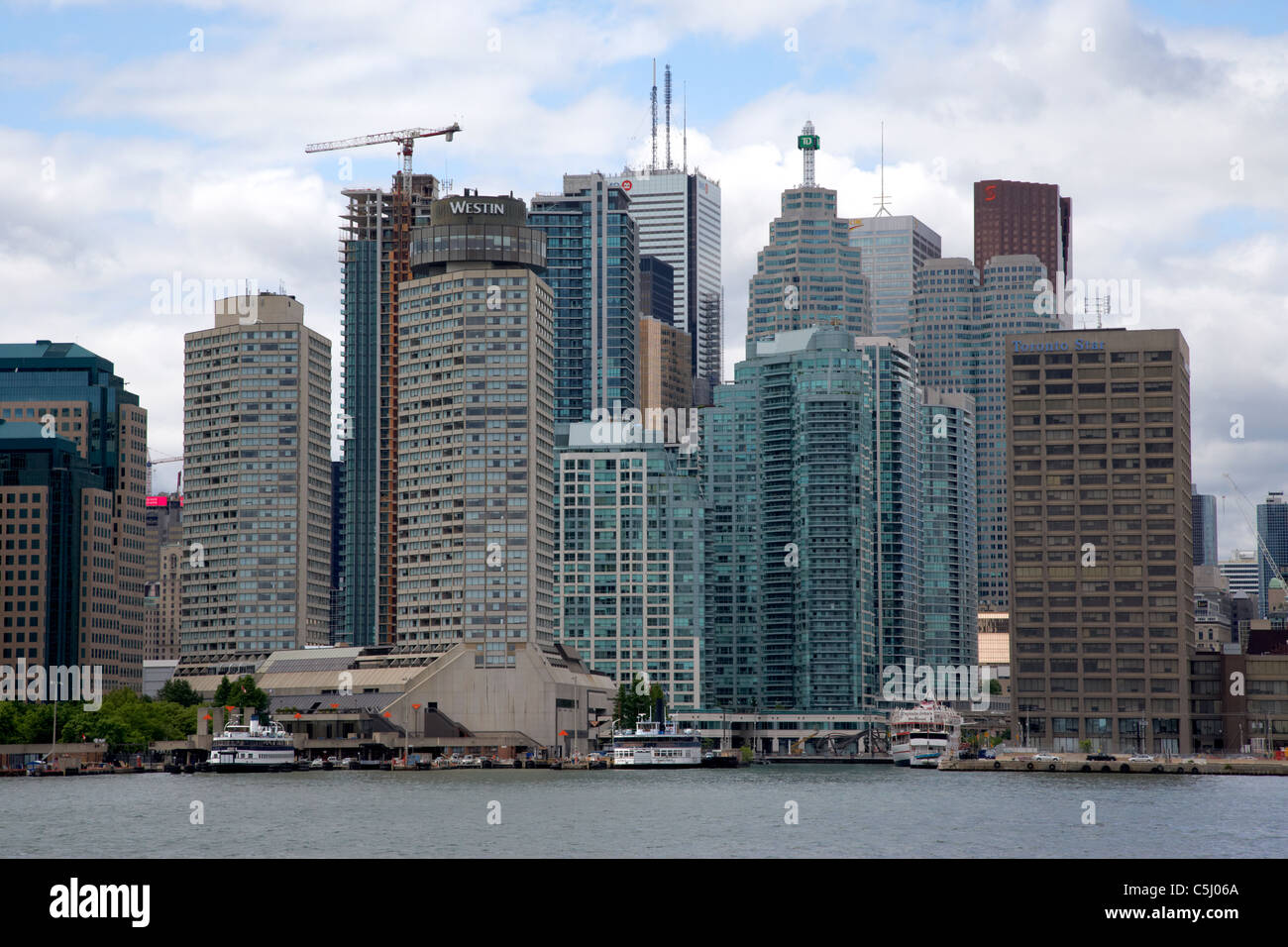 Il quartiere finanziario di Toronto skyline compresi Westin Harbour Castle e Toronto Island Ferry docks toronto come visto dal lago Foto Stock