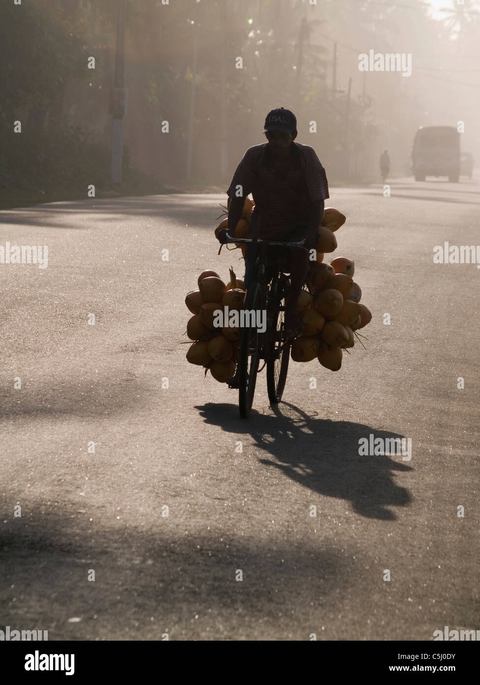 Ciclisti su strada nei pressi di Unawatuna, Sri Lanka Foto Stock