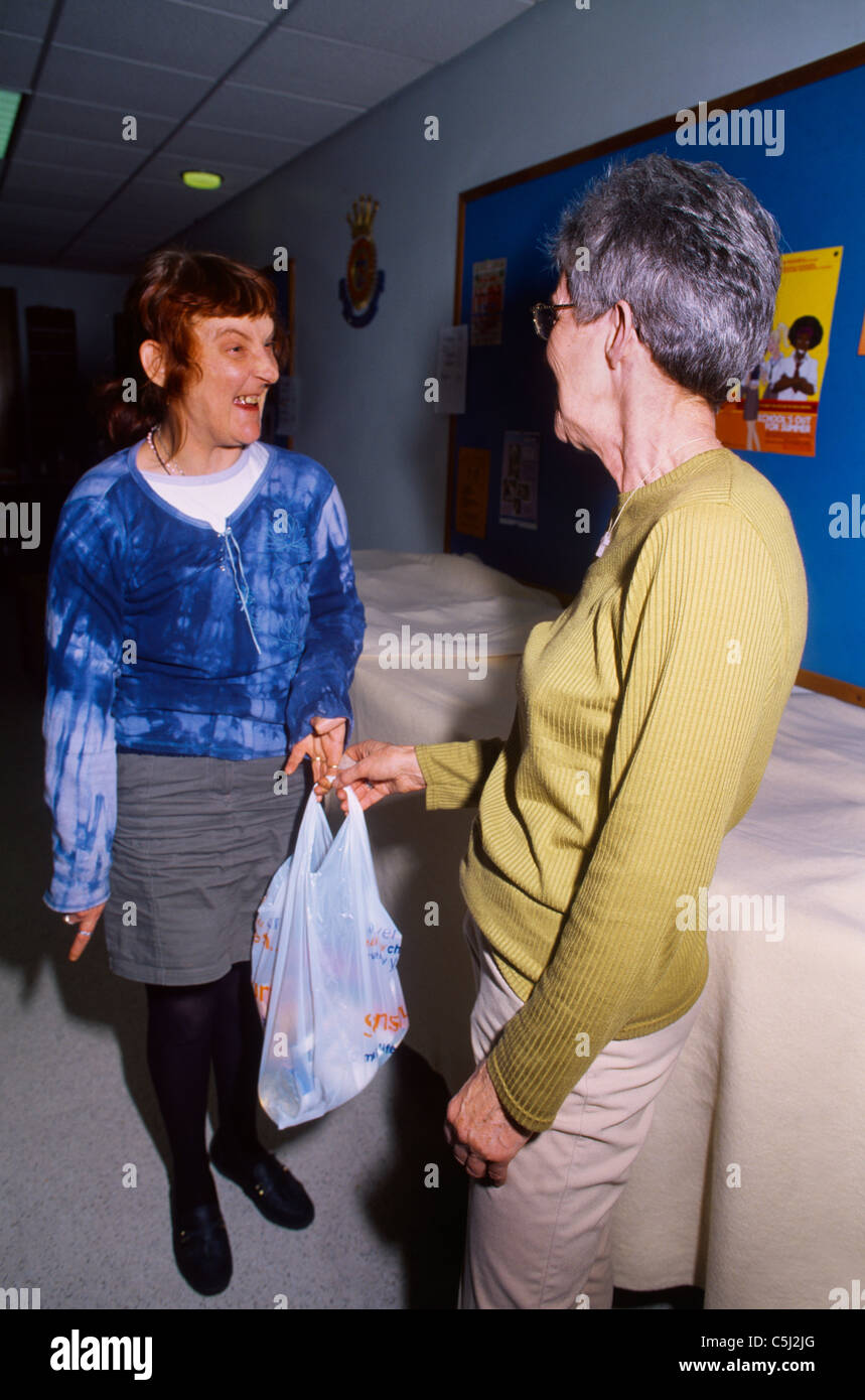 Esercito della salvezza volontario distribuendo cibo ai senzatetto all Esercito della Salvezza Foto Stock