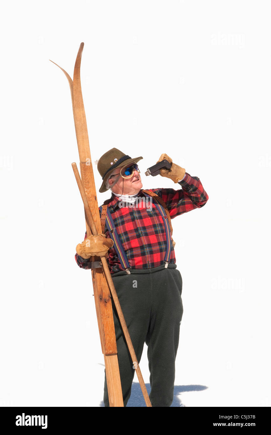 Oldman con sci di legno, pallone, contro un sfondo innevato Foto Stock