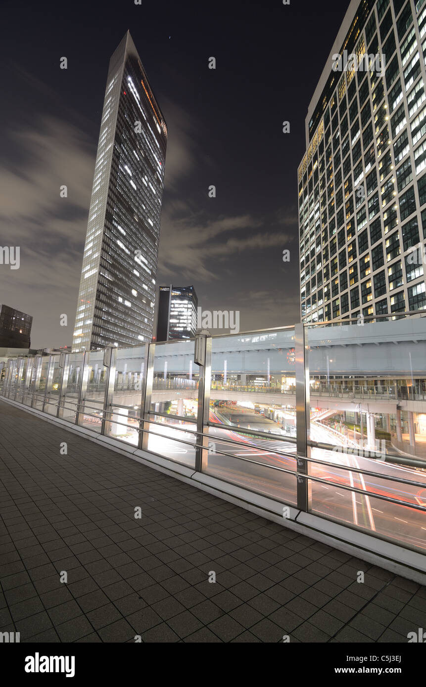 Hgh sorge su una passerella pedonale in Shidome, Tokyo, Giappone. Foto Stock
