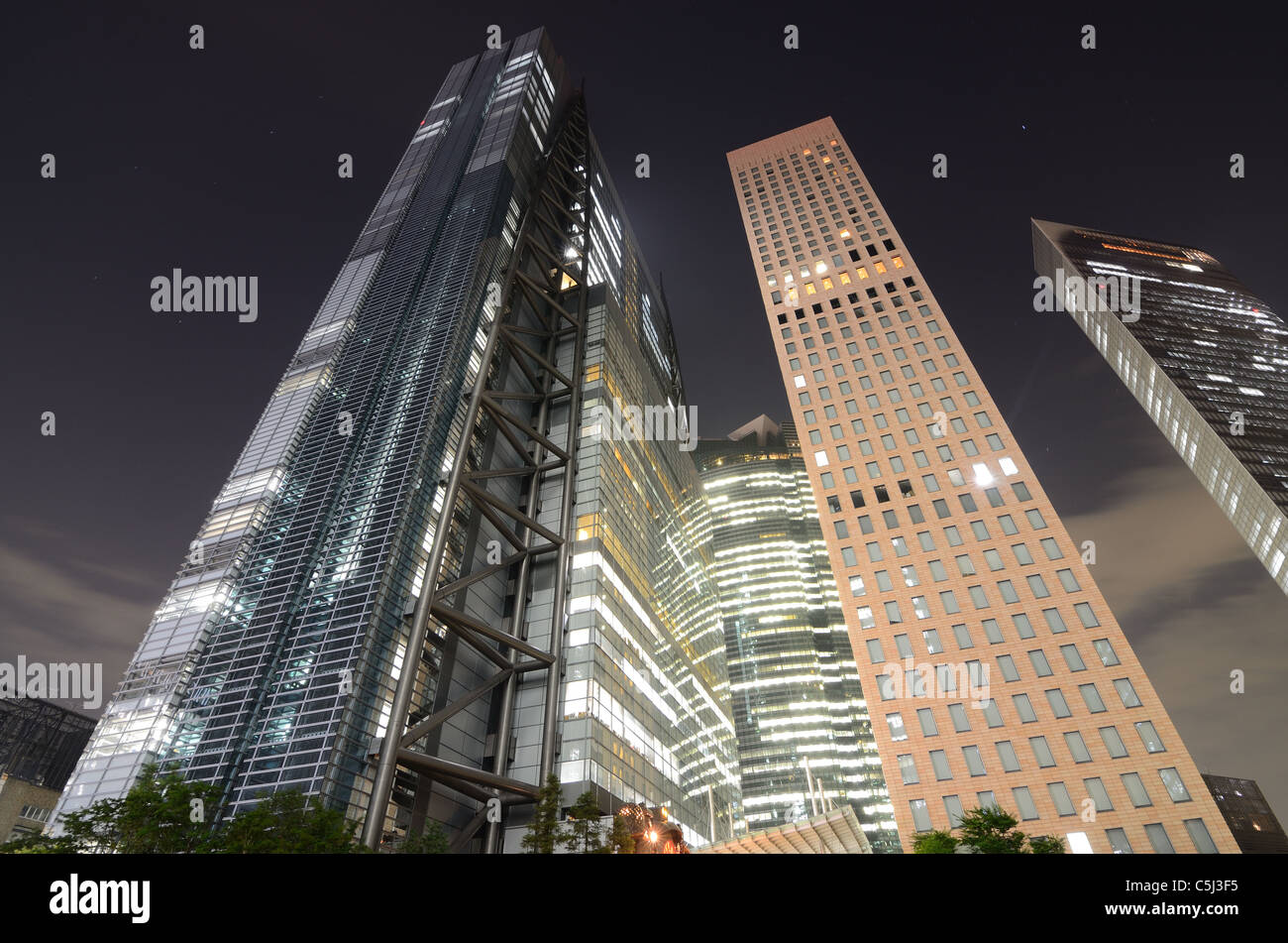 Alta di lusso sorge nelle vicinanze di Shidome, Tokyo, Giappone. Foto Stock