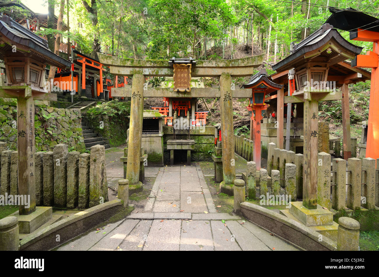 Piccole sub-Santuario di Fushimi Inari Shrine in Kyoto, Giappone. Foto Stock