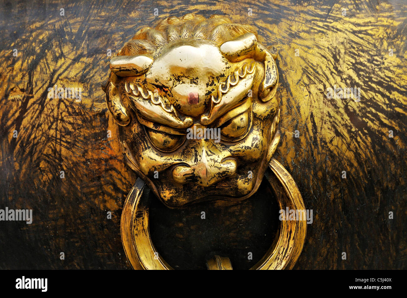 Maniglia di bronzo dorato / Urna o acqua-supporto nella forma di un diavolo o gargoyle, Città Proibita a Pechino, Cina Foto Stock