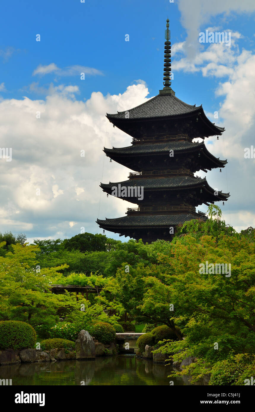 Pagoda e stagno al Tempio Toji a Kyoto, in Giappone. Foto Stock
