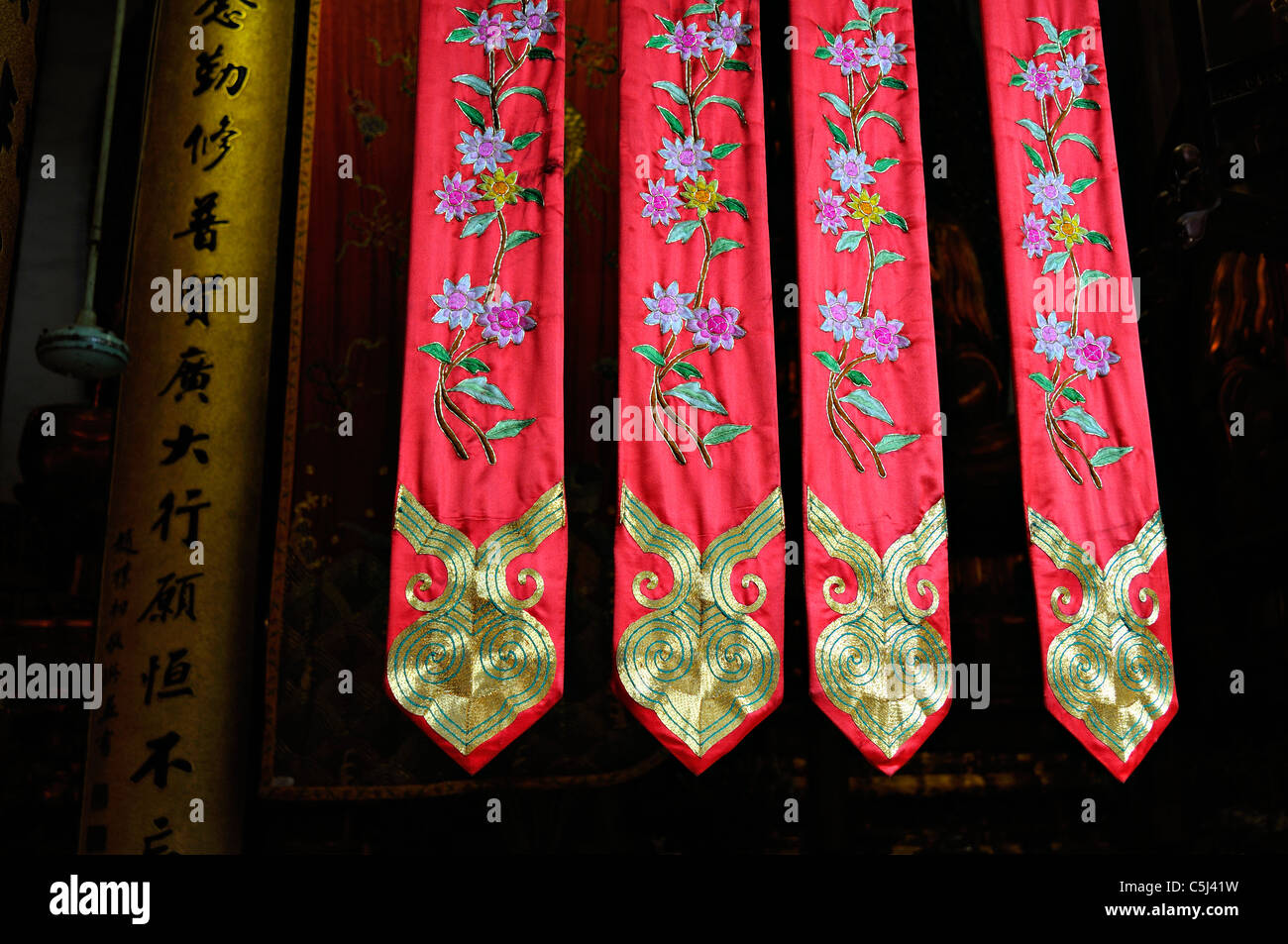 Sacra buddista foulard ricamati con fiori e medaglioni dorati, appeso in principale 'Quattro Re Celeste' hall del Foto Stock