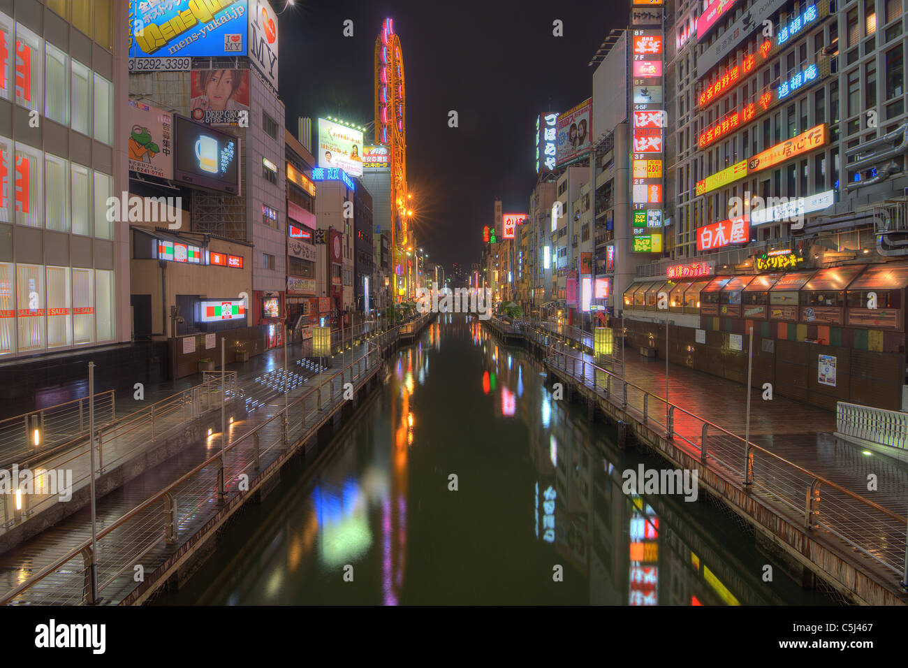 Dotonbori è un canale artificiale risalente al Seicento di Osaka in Giappone. Foto Stock