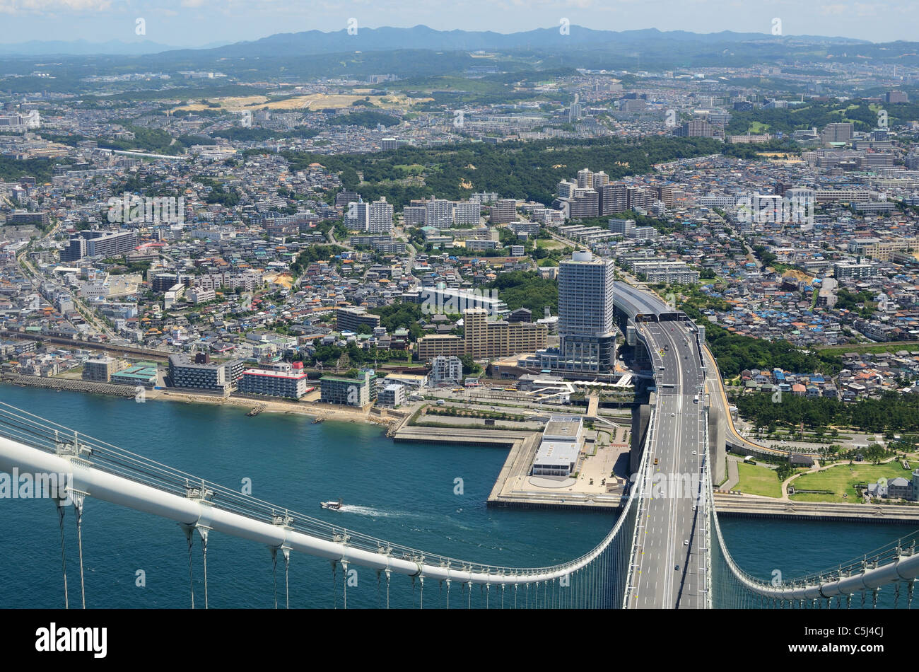 Akashi Kaikyo Bridge a Kobe, in Giappone, visto da quasi trecento metri. Foto Stock