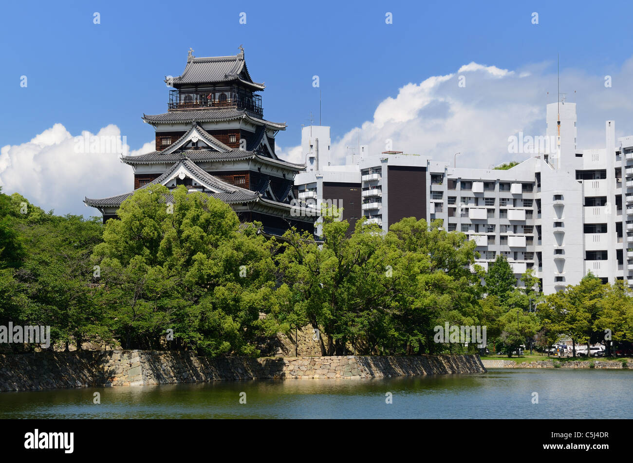 Esterno del Castello di Hiroshima in Hiroshima, Giappone Risalente originariamente al 1590's. Foto Stock