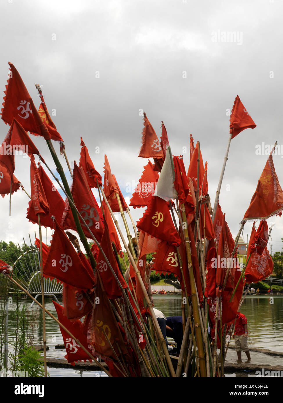 Grand Bassin Maurizio preghiera le bandiere con il simbolo Om Foto Stock