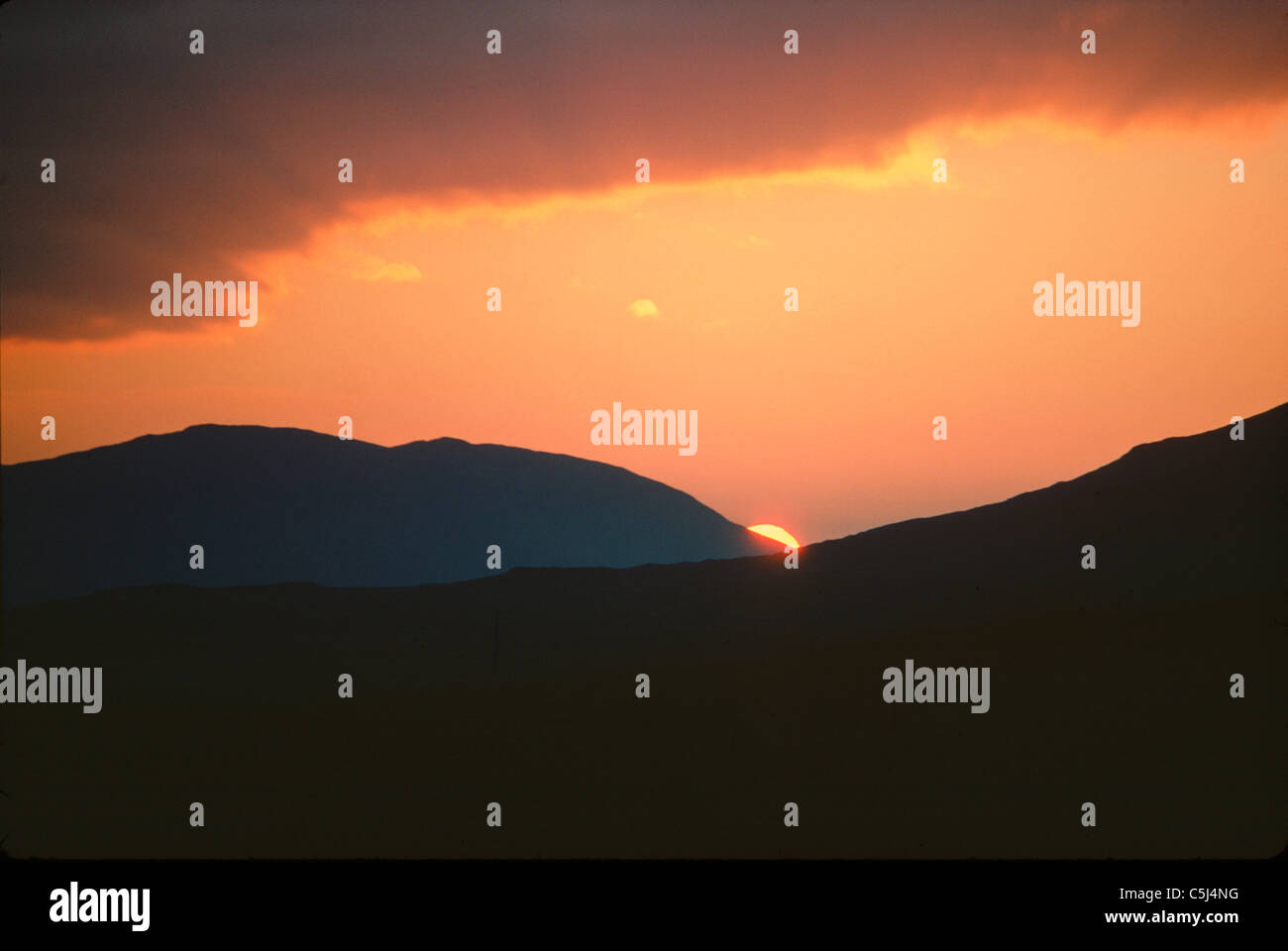Drammatico tramonto dietro le colline, Rannoch Moor, Highlands scozzesi, UK. Foto Stock