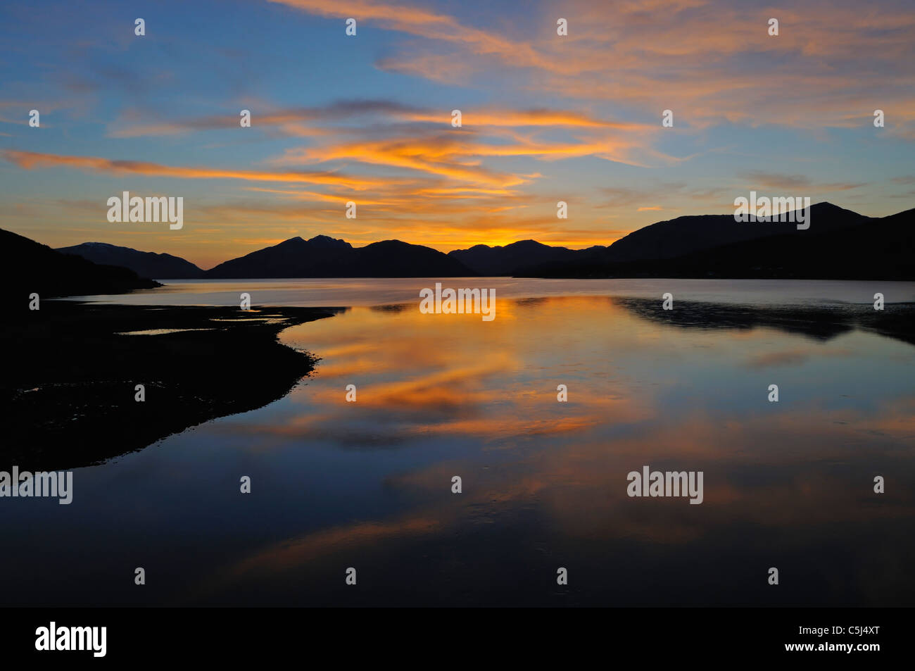 Ampia vista del glorioso tramonto sopra le colline di Ardgour, che si riflette nelle acque ancora di Loch Linnhe, Scozia occidentale, REGNO UNITO Foto Stock