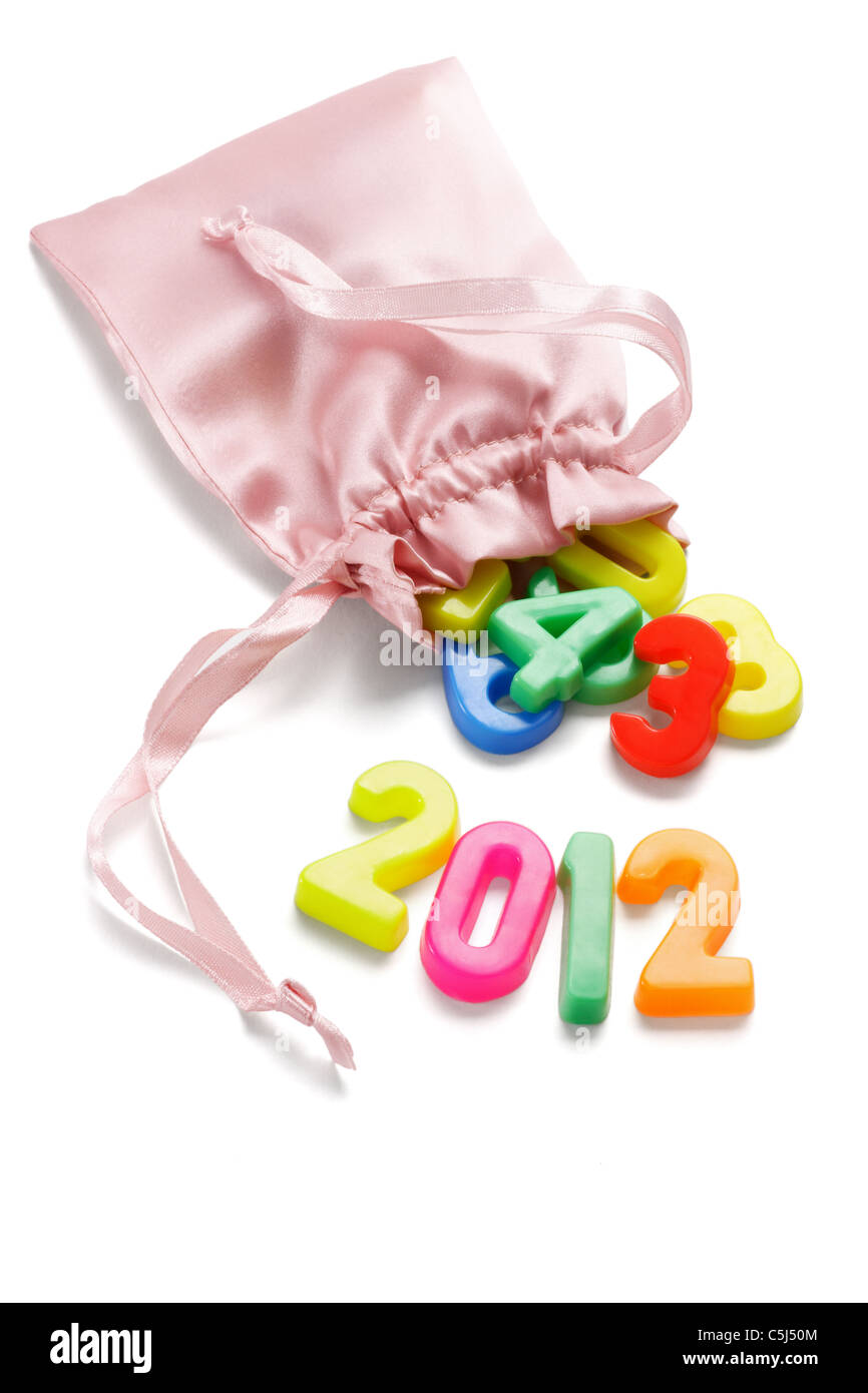 Anno 2012 e colorato alfabeto di plastica di blocchi in bustina Foto Stock