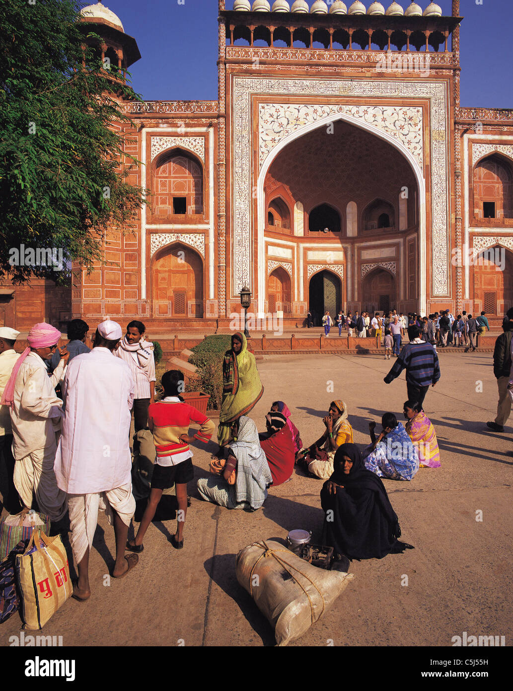 I visitatori e i turisti di attendere al di fuori dell'ingresso principale per l' ammissione al Taj Mahal, Agra, India Foto Stock