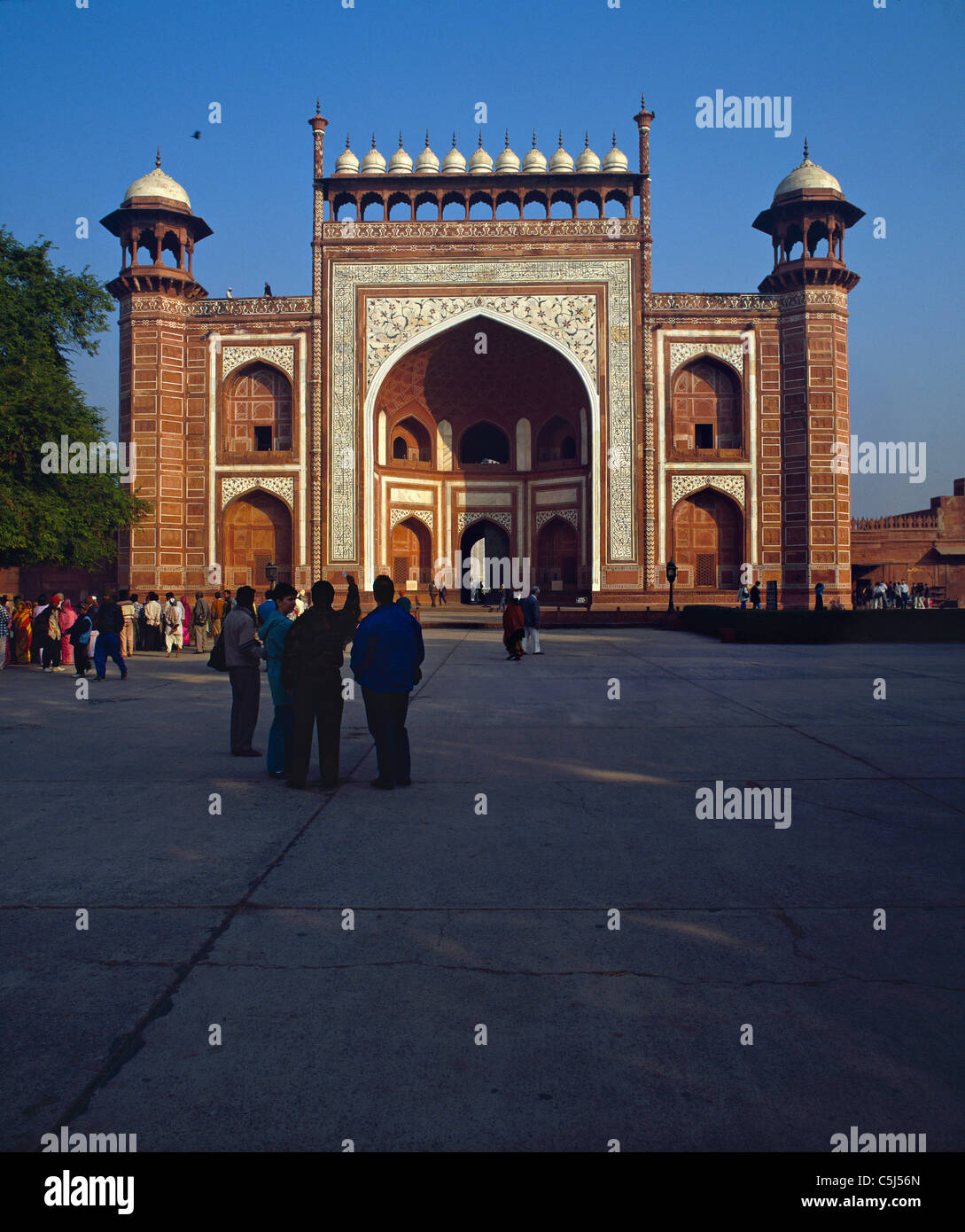 La mattina presto di fronte al massiccio cancello di ingresso al Taj Mahal, Agra, India settentrionale. Foto Stock