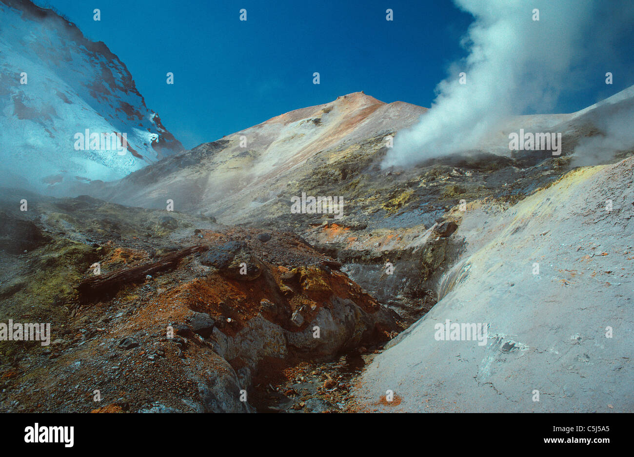 Zolfo rocce colorate e la terra intorno a una fumarola in giapponese nord isola di Hokkaido il Noboribetsu area vulcanica. Foto Stock