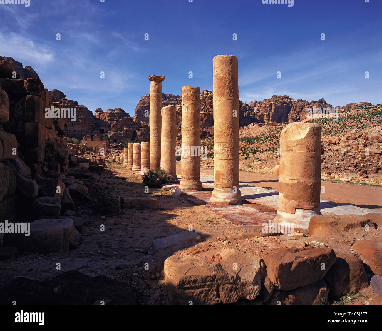 Colonne romane nel centro dell'antica e abbandonata città di Petra, Giordania. I romani furono uno dei vari conquistatori e Foto Stock