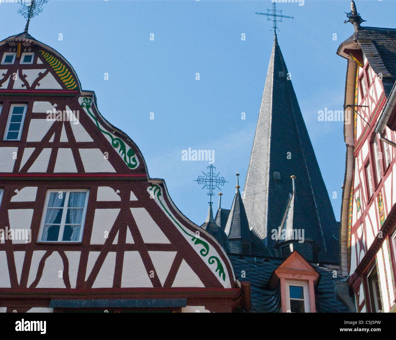 Fachwerkhaeuser, Kirchturmspitze, historischer Stadtkern, Bernkastel-Kues, semi-case con travi di legno, gable, chiesa torre, Moselle Foto Stock