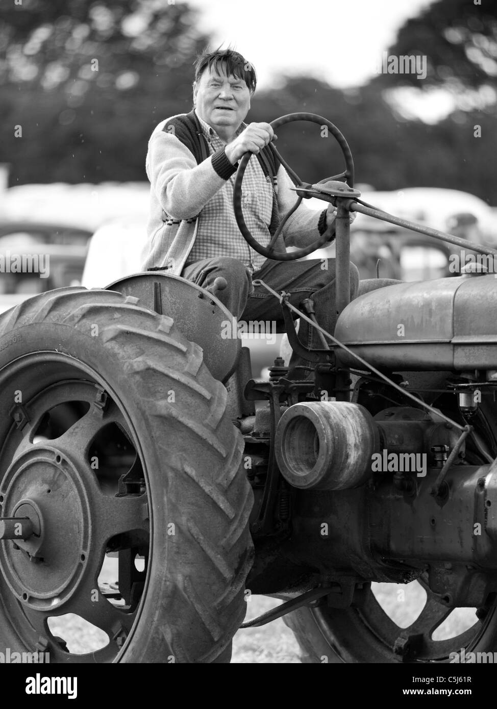 Uomo che guida un trattore d'epoca al Woodcote Vintage Steam Rally, Woodcote, Berkshire, Inghilterra. Foto Stock